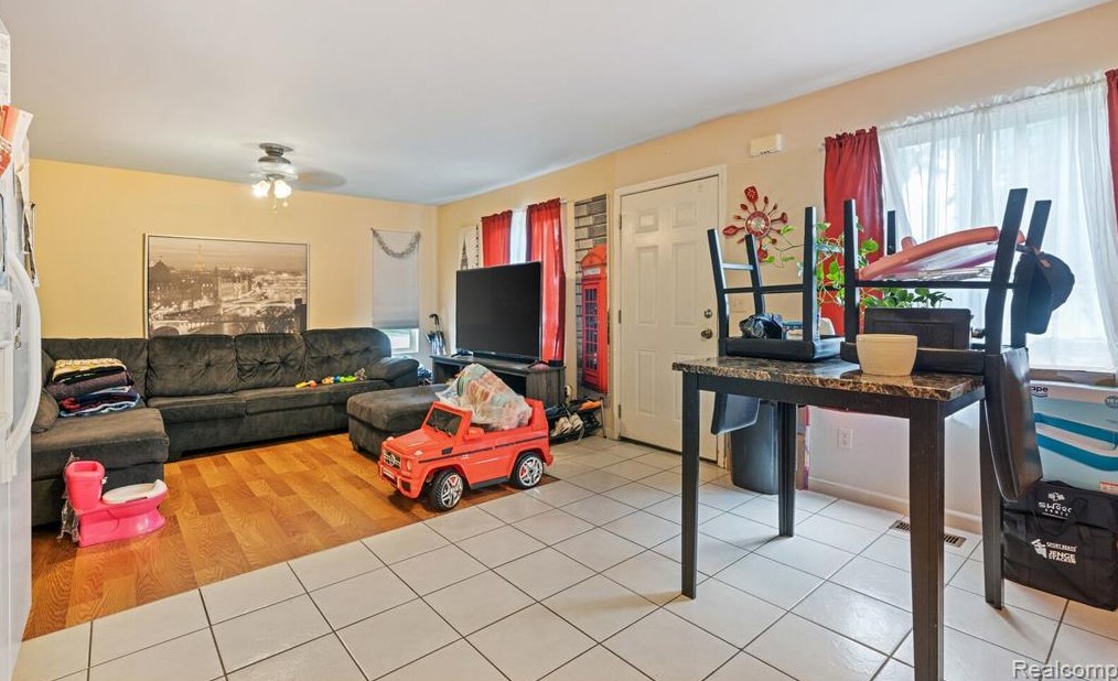 8725 Dodge Ave, Warren MI  48089-2488 exterior