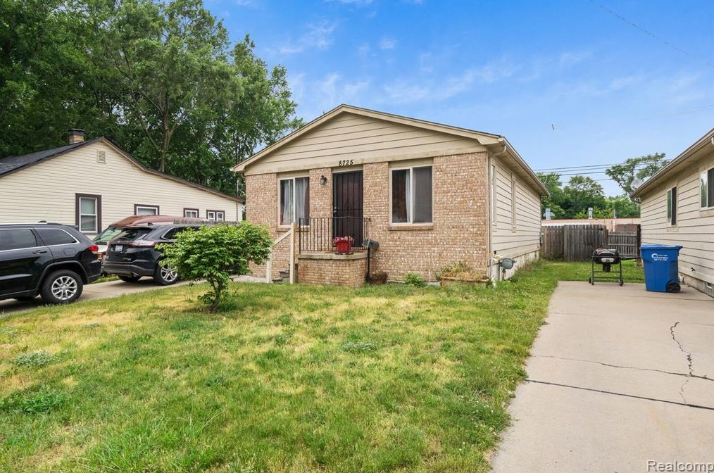 8725 Dodge Ave, Warren MI  48089-2488 exterior