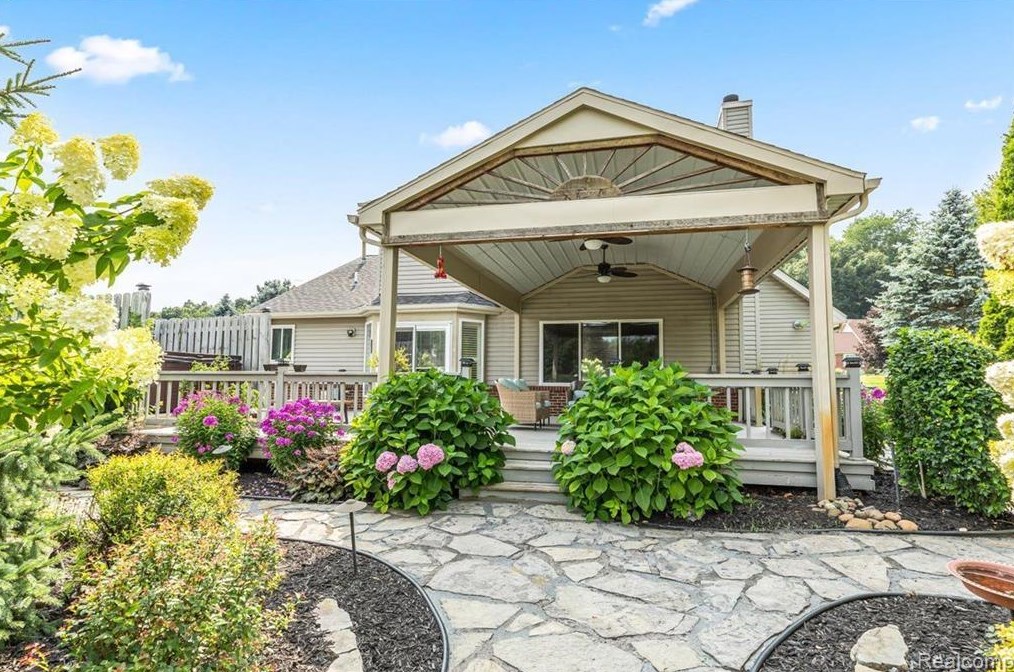 576 Sunrise Dr, Clarkston, MI 48348-1495