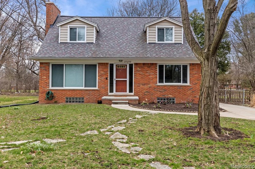 27252 Bloomfield Dr, Southfield, MI 48076