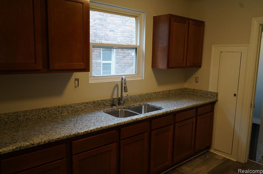 7010 Thatcher St, Detroit, MI 48221-2676
