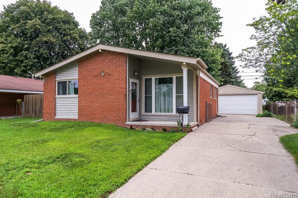 26298 Tawas St, Madison Heights, MI 48071