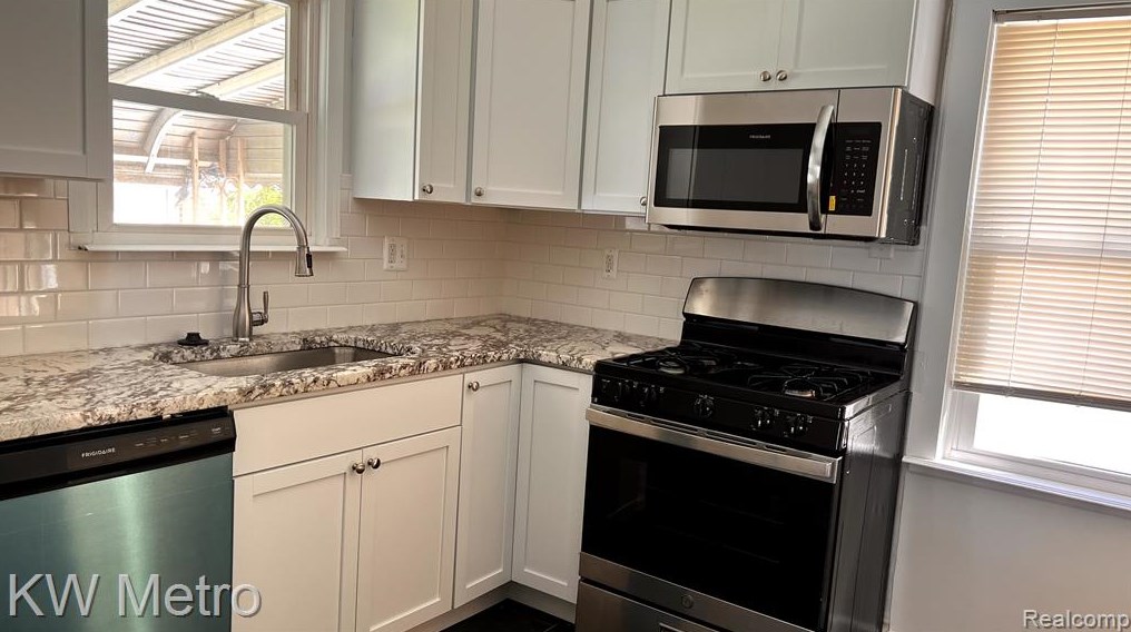 916 Garfield Ave, Lincoln Park, MI 48146-2706