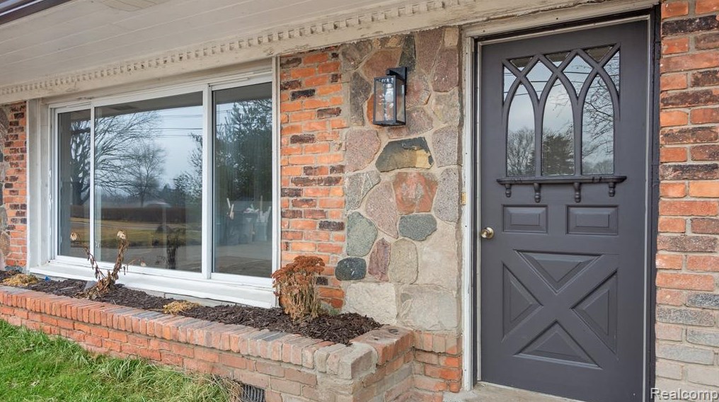 911 E Square Lake Rd, Troy, MI 48085