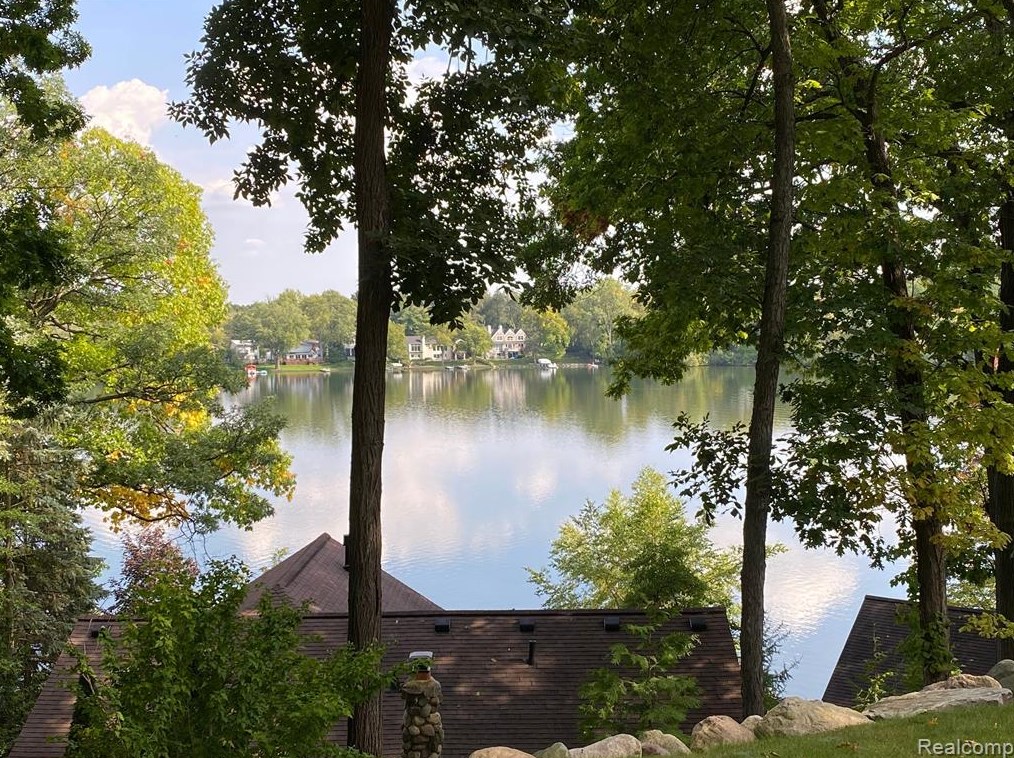 8701 Thendara Blvd, Clarkston, MI 48348-3363