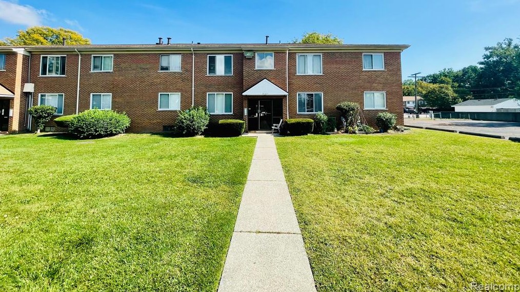 31801 Kelly Rd #24, Fraser, MI 48026