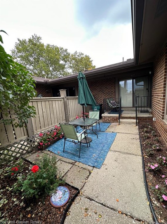 2672 Roundtree Dr, Troy, MI 48083-2322