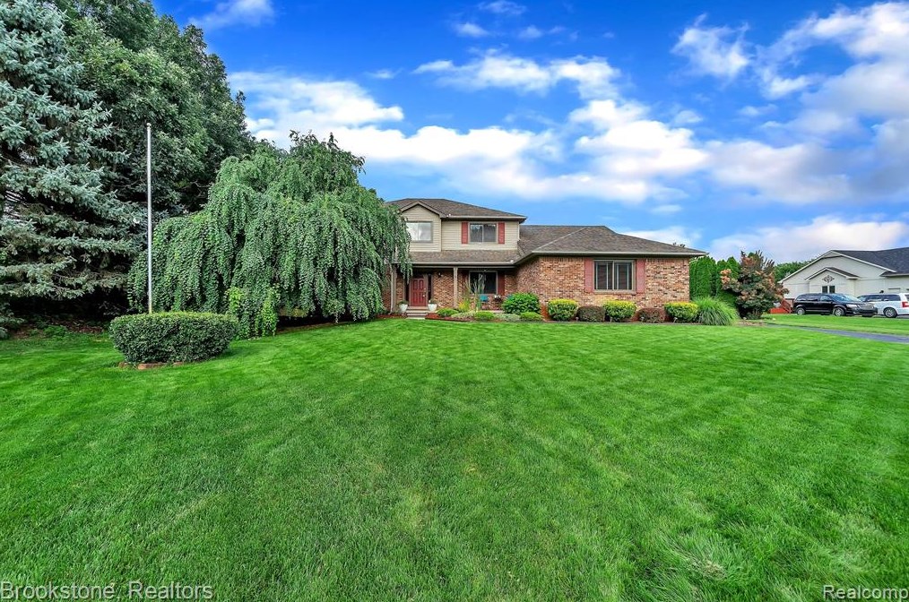 7826 Spring Trace Rd, Brighton Twp, MI 48114-7394
