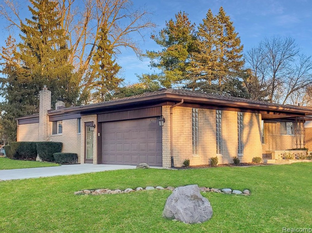 4732 Alton Dr, Troy, MI 48085