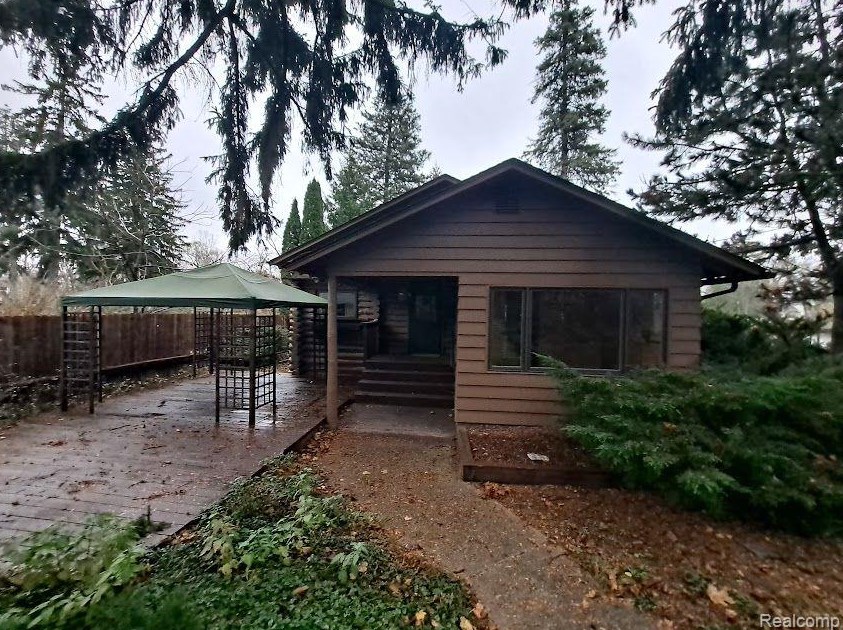 98 Holcomb Rd, Clarkston MI  48346-1436 exterior