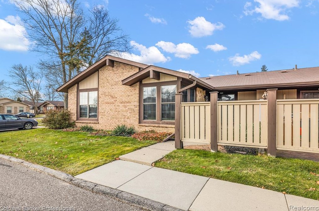 2685 Roundtree Dr, Troy, MI 48083-2323