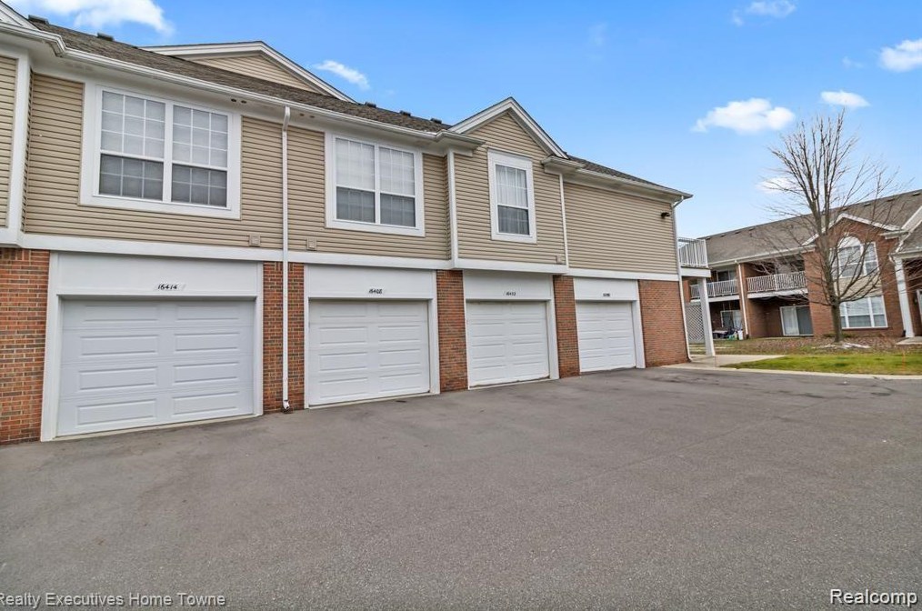 16408 Chatham Dr, Macomb Township, MI 48044