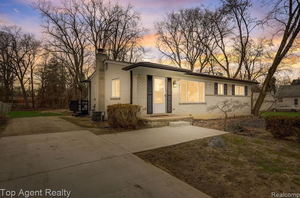 22555 Leewright Ave, Southfield, MI 48033-3942
