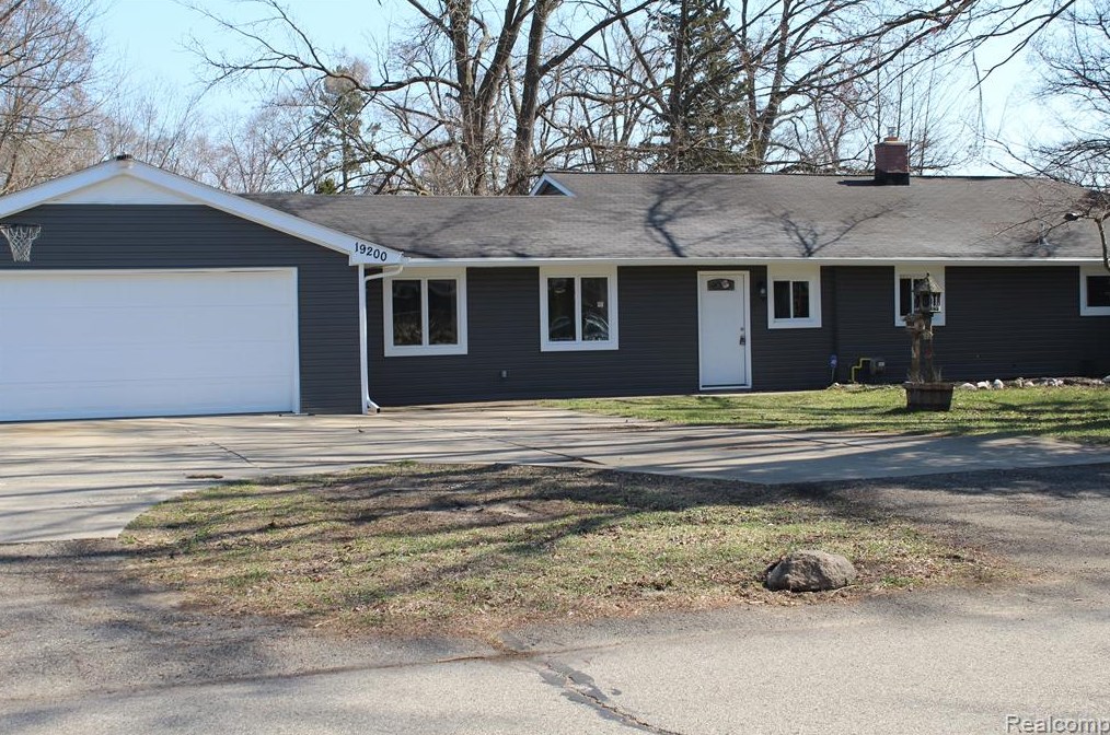 19200 Merriman Ct, Livonia, MI 48152-1741