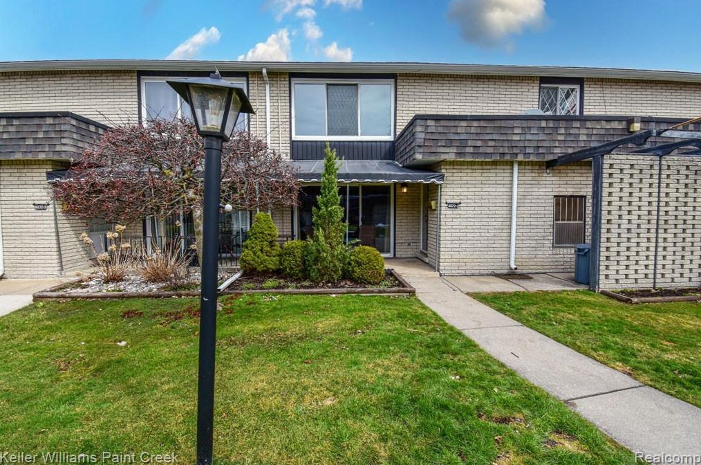 8272 Karam Blvd, Warren, MI 48093-2159