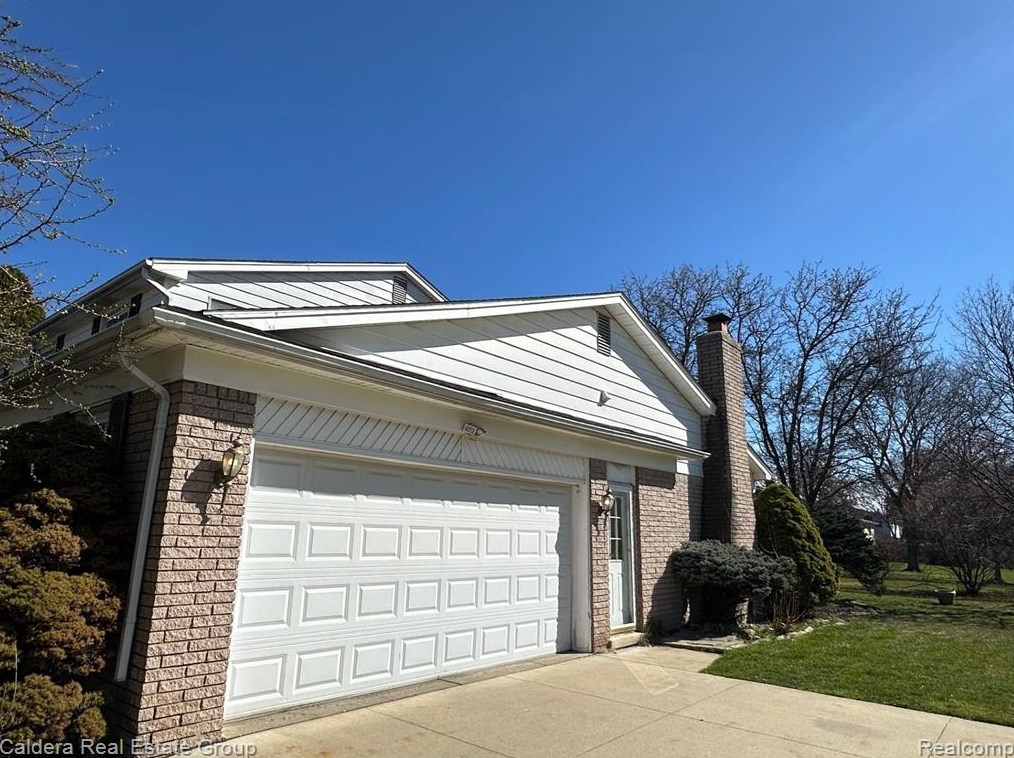 4590 Heatherbrook Dr, Troy, MI 48098