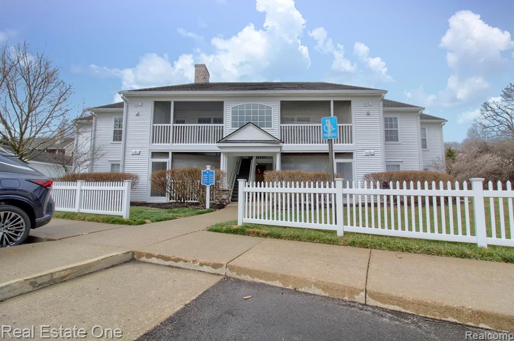 2672 S Knightsbridge Cir, Ann Arbor, MI 48105