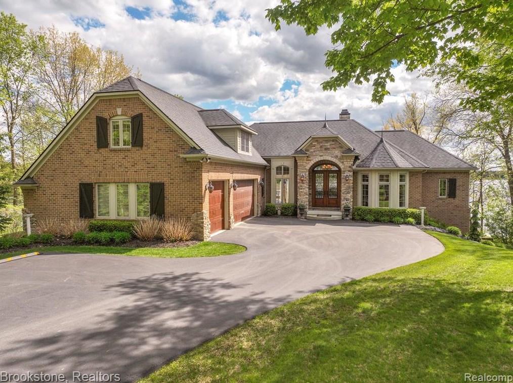 9199 Sunset Blfs, Clarkston, MI 48348-2589