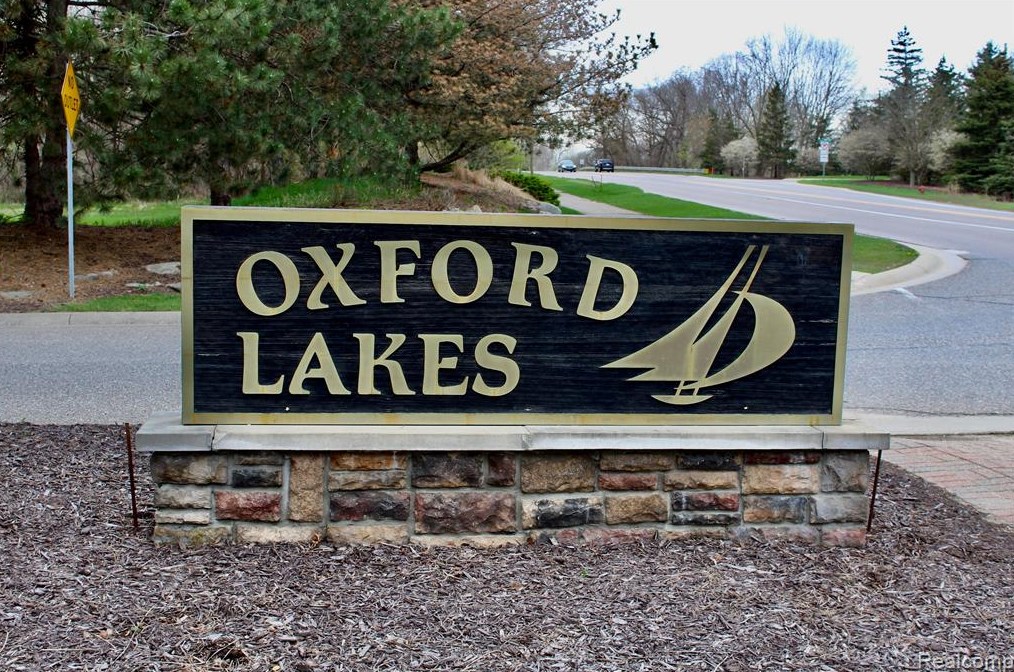 302 Oxford Lake Dr, Oxford, MI 48371
