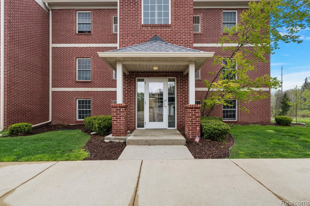 6600 Trillium Village Ln #16, Clarkston, MI 48346
