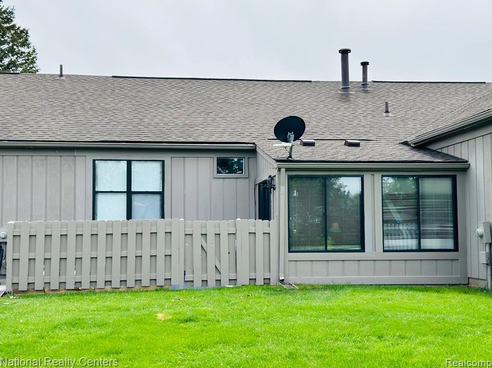 12485 Cambridge Blvd, South Lyon MI  48178-8514 exterior