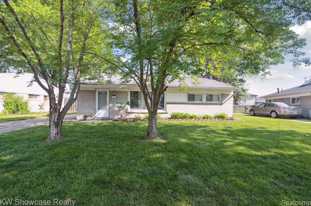 25830 Miracle Dr, Madison Heights, MI 48071