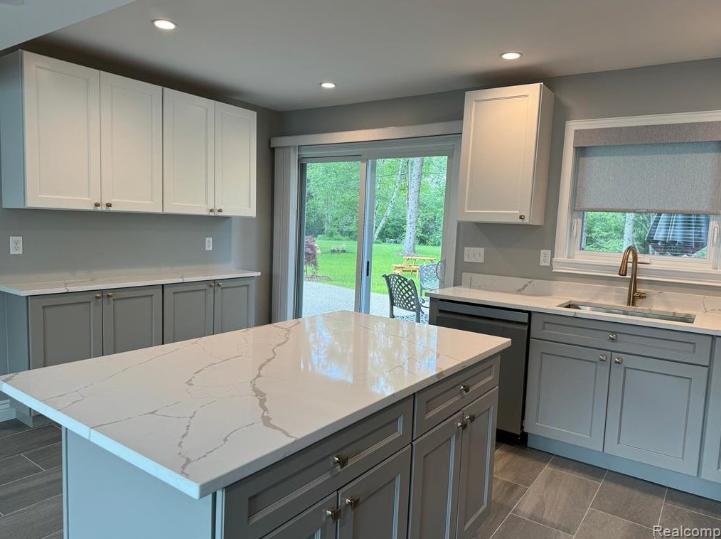 2770 Binbrooke Dr, Troy, MI 48084