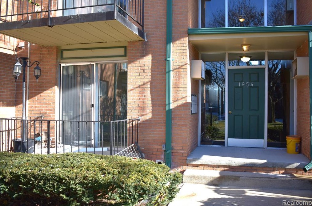 1954 Axtell Dr #1, Troy, MI 48084