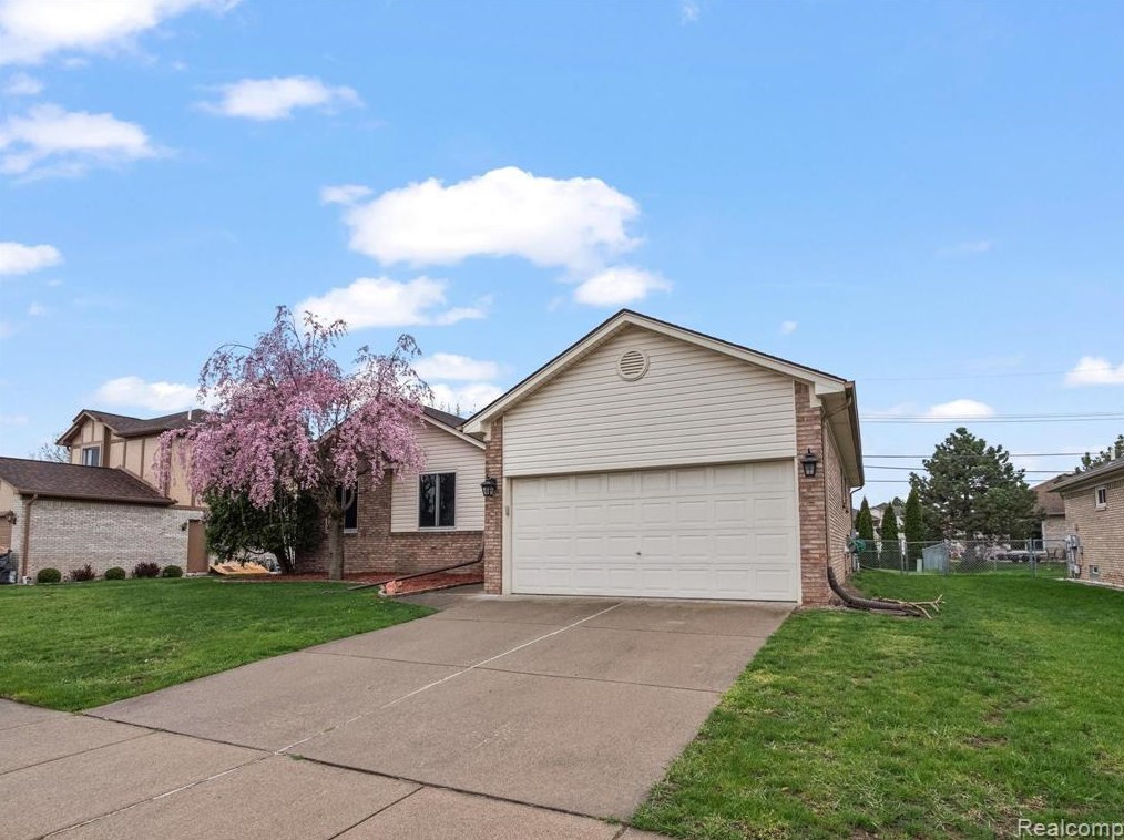 2072 Brinston Dr, Troy, MI 48083