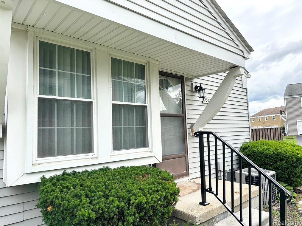 23524 Woodshire, Novi, MI 48375