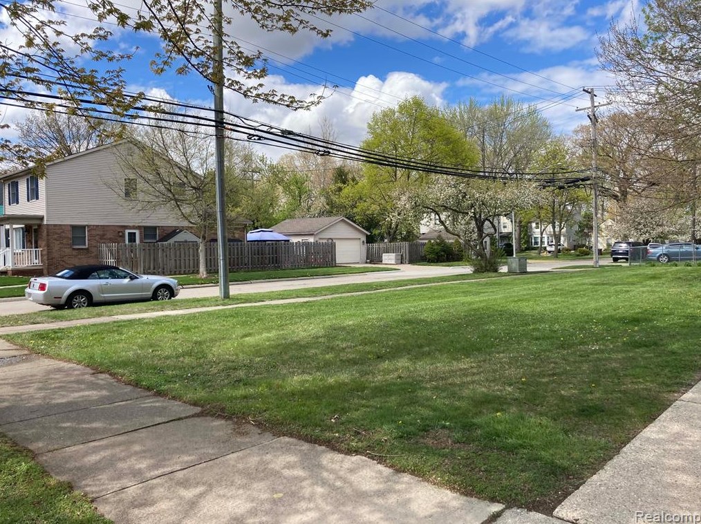 2086 Ridgemont Rd, Grosse Pointe Farms, MI 48236