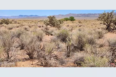 5918 N Ross Dr, Kingman, AZ 86401 - Photo 2