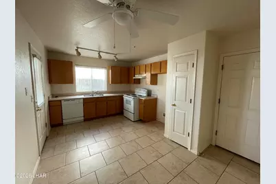 3041 Caliente Dr #102, Lake Havasu City, AZ 86404 - Photo 2