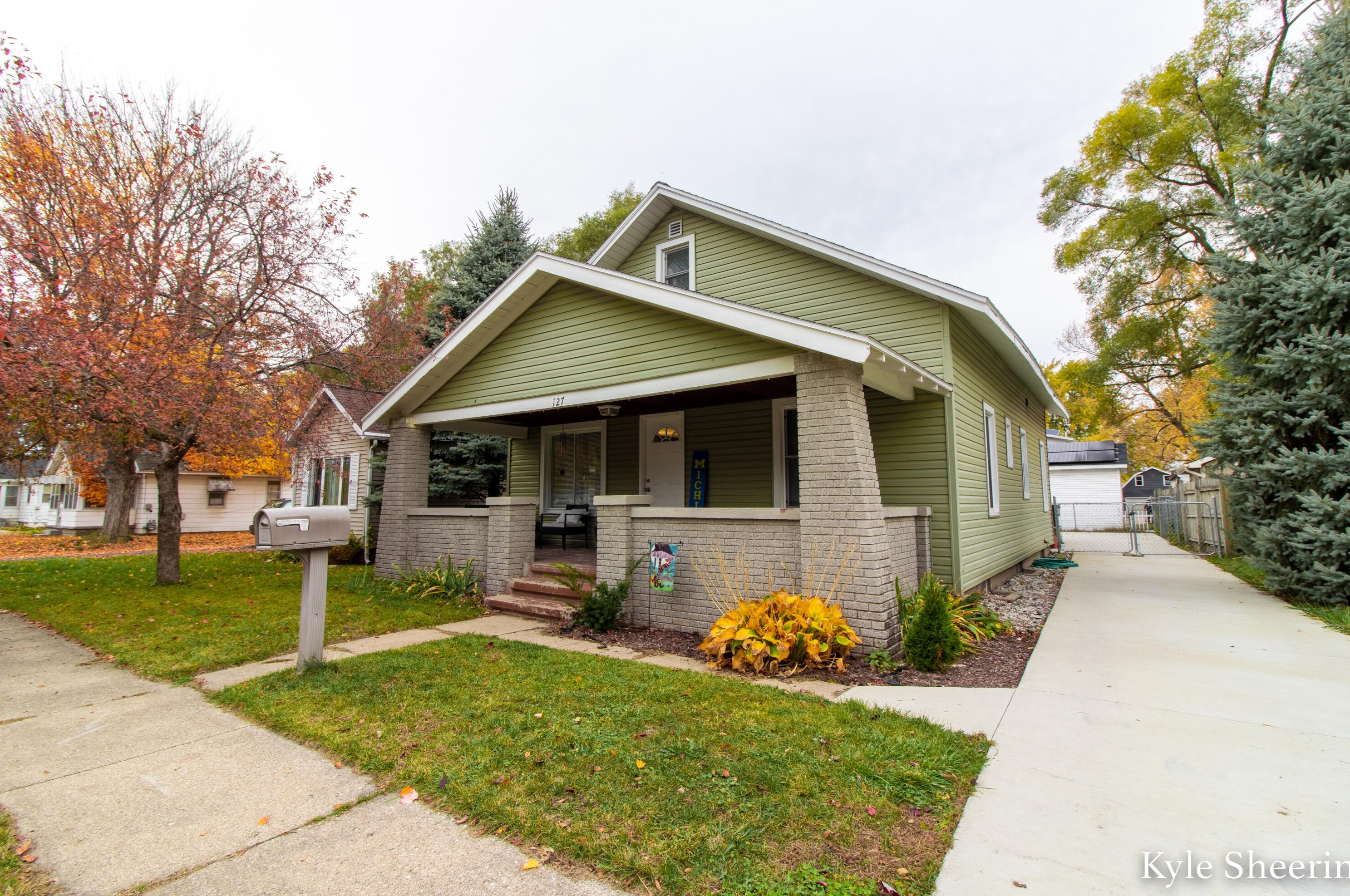 127 Frontenac St, Grand Rapids MI  49548-2238 exterior