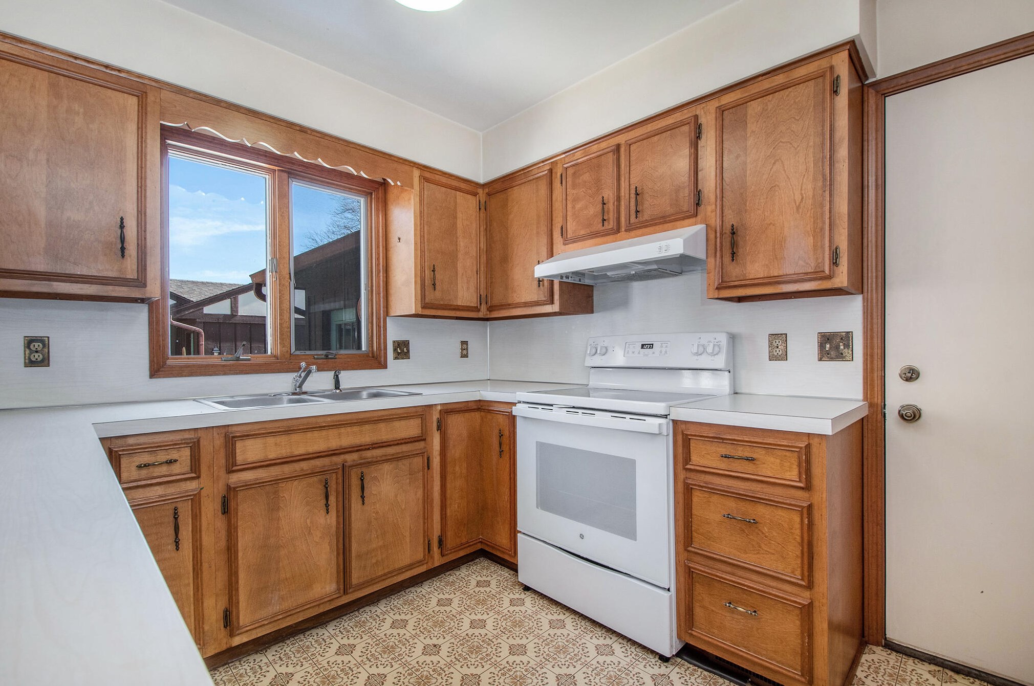 2247 Radcliff Cir, Grand Rapids MI 49546-7725 exterior