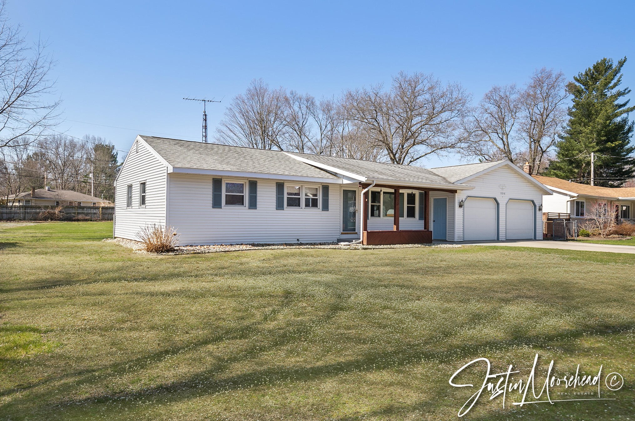 19048 Glendale Cir, Spring Lake, MI