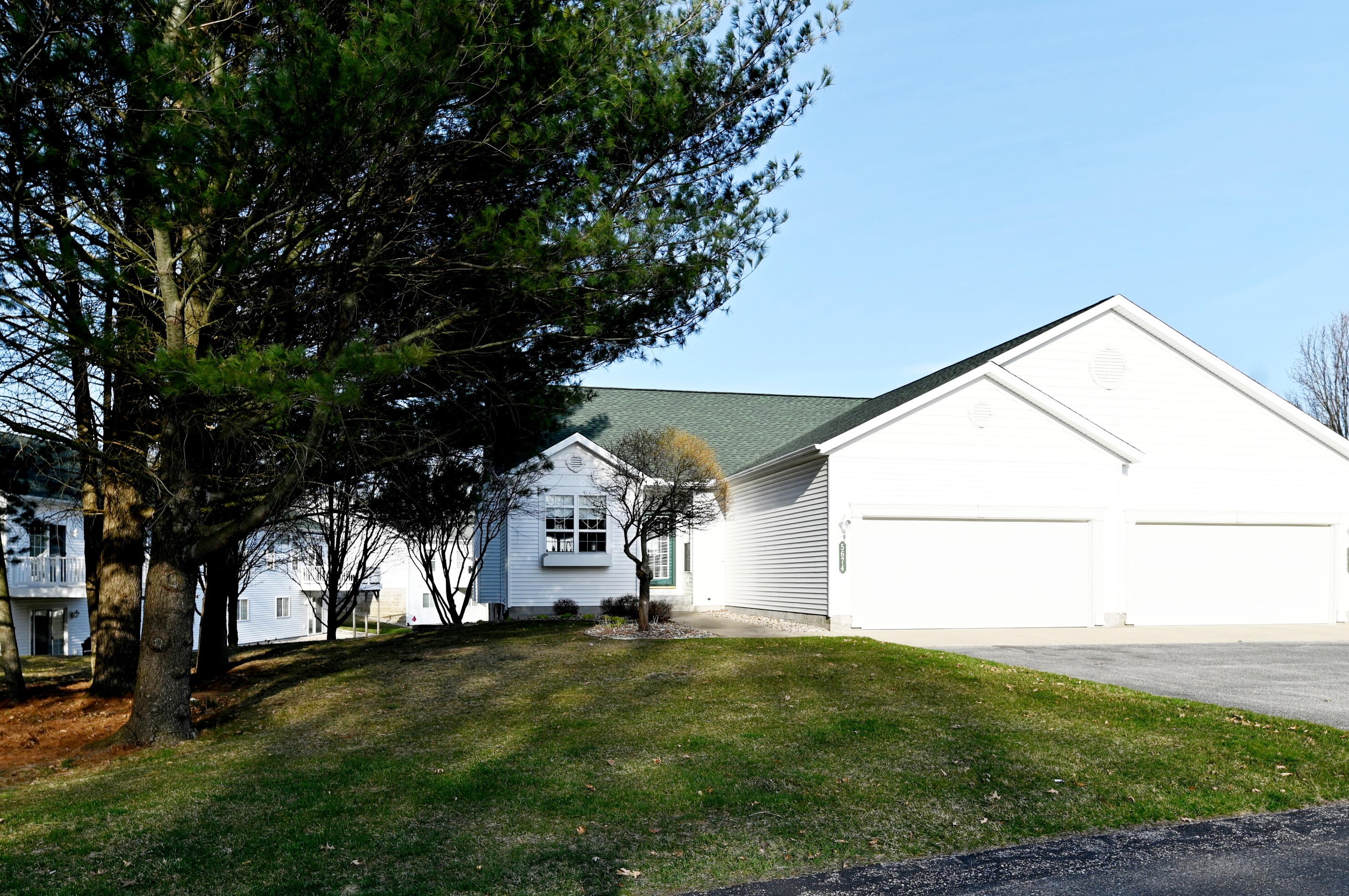 5674 Fairview Ct, Fruitport, MI 49415-8871