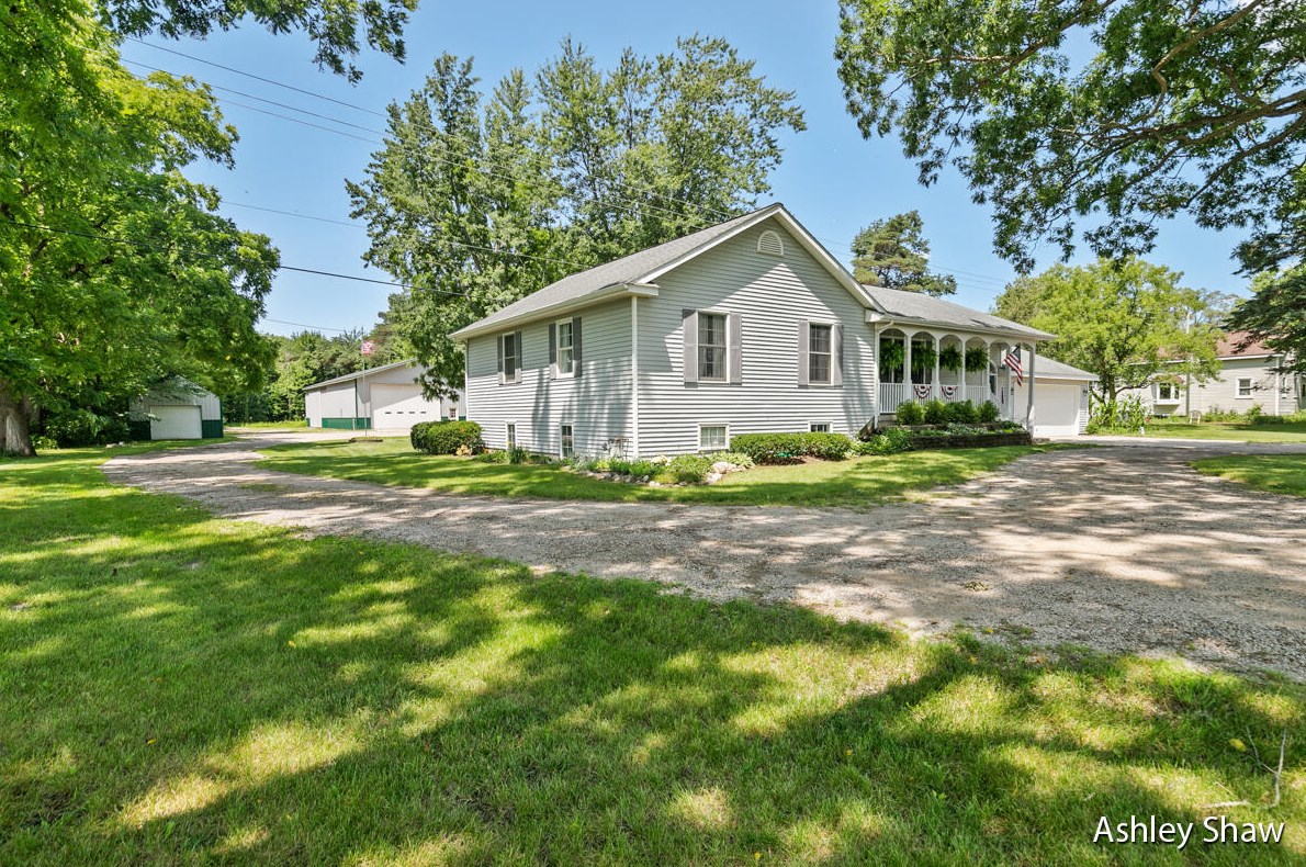 4034 30th St, Dorr, MI 49323-9717