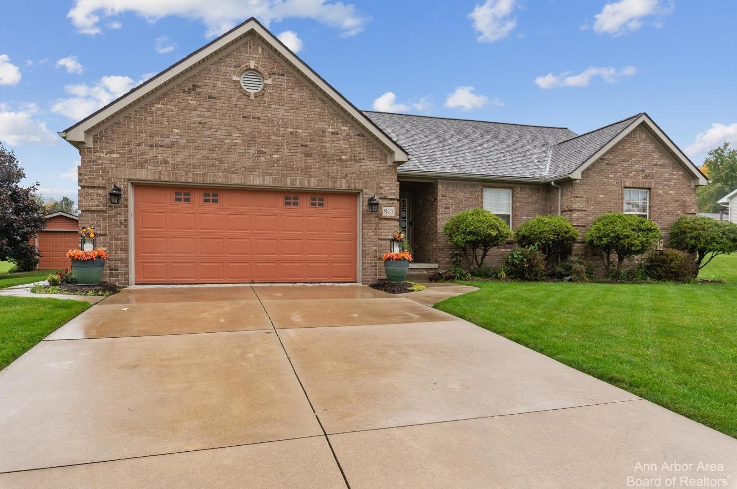 921 Chestnut Ln, Tecumseh, MI 49286-1093