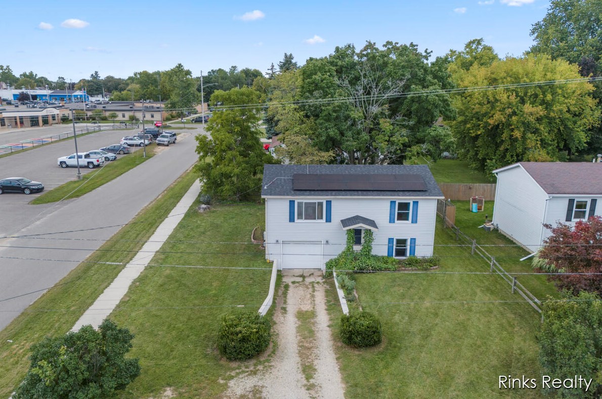 109 Kent St, Kent City, MI 49330-9746