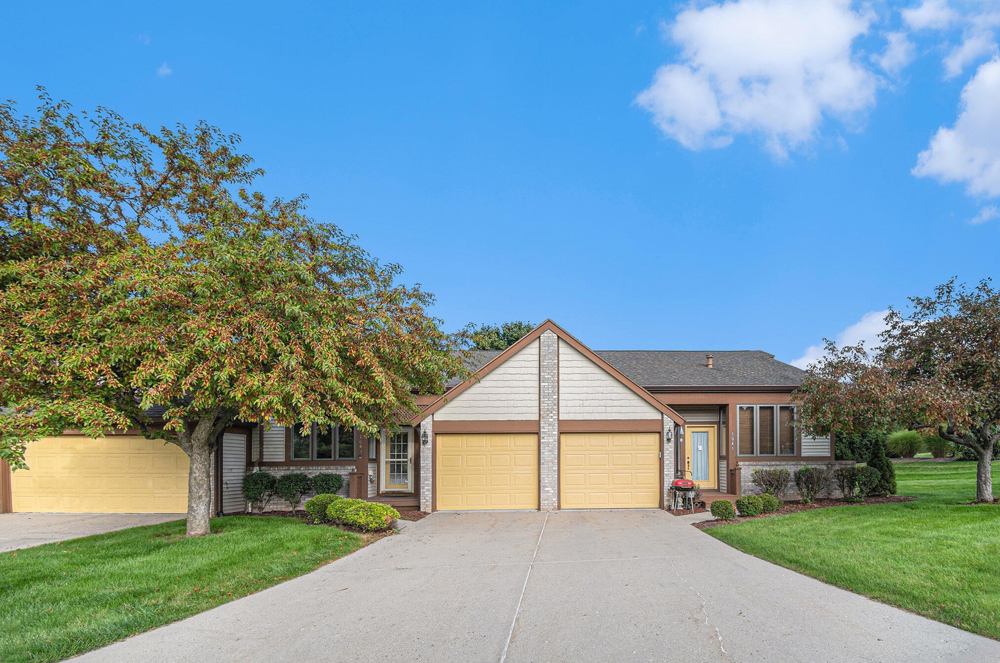 1043 Rolling Green Ln, Lansing, MI 48917-8606