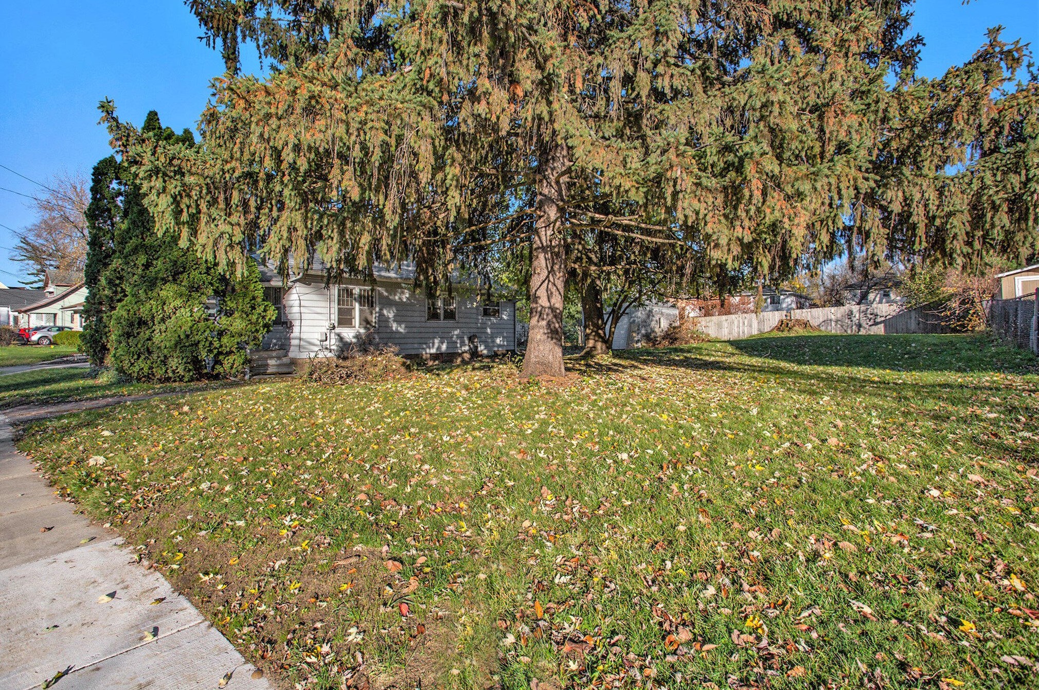 1250 Emerald Ave, Grand Rapids, MI 49505-5225
