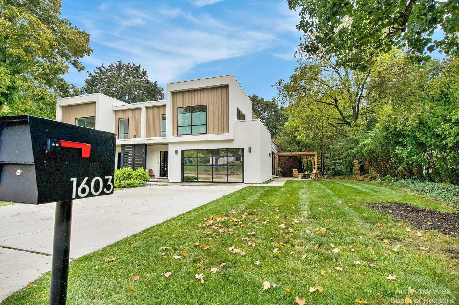 1603 Leaird Dr, Ann Arbor, MI 48105-1822