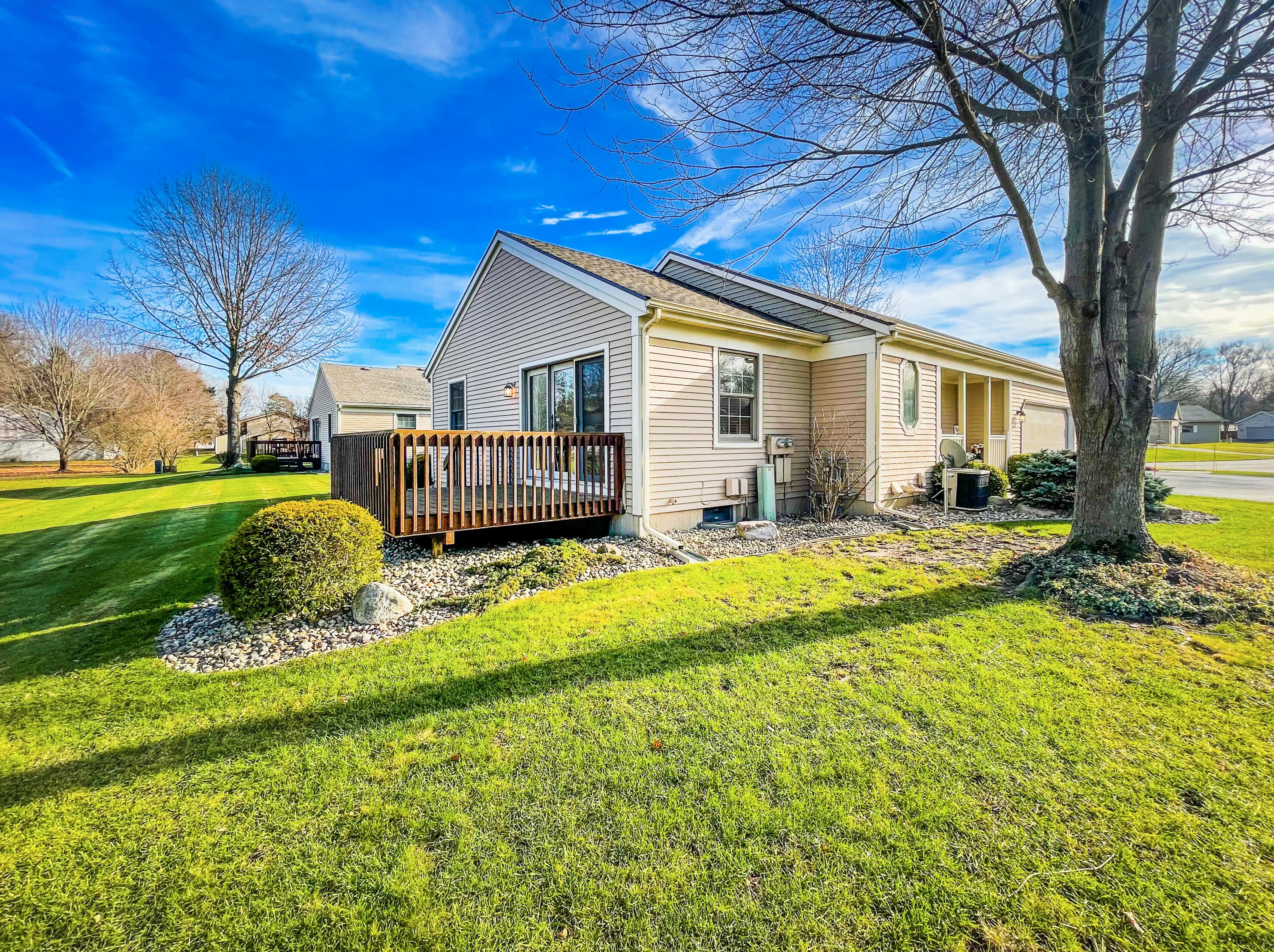 412 Falcon Dr, Wayland, MI 49348-1352