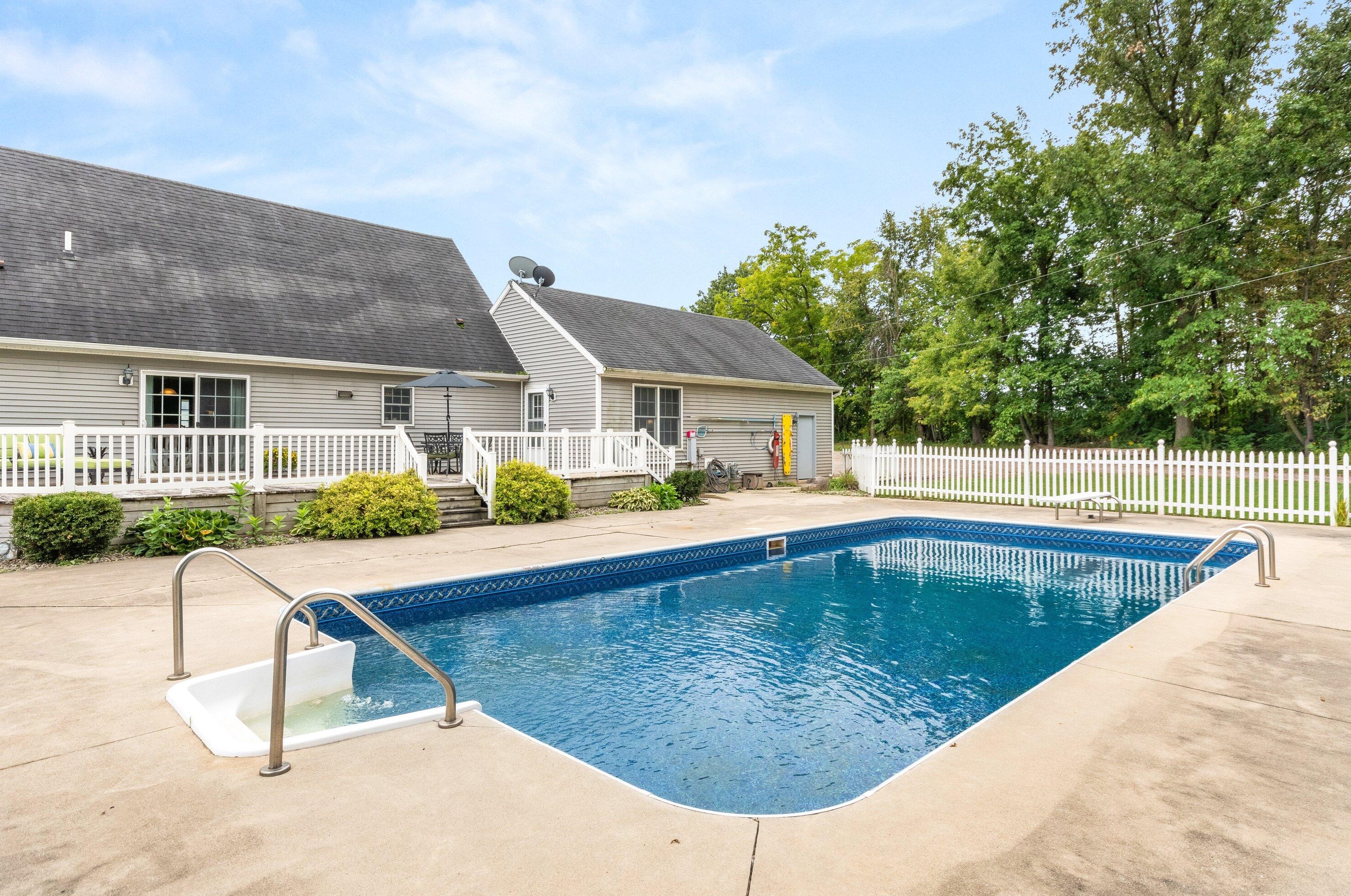 1300 Monroe Rd, Tecumseh MI 49286-9728 exterior