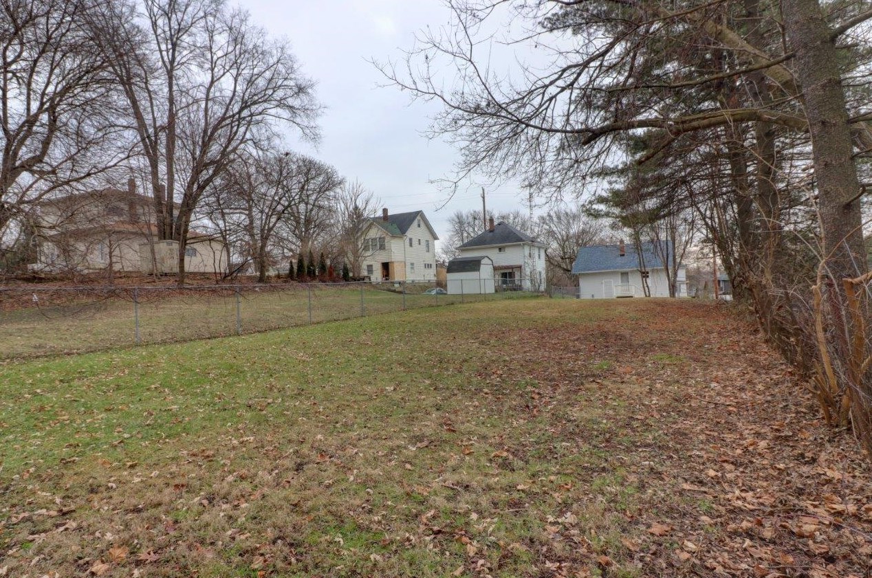 814 Burr St, Jackson MI  49201-1702 exterior