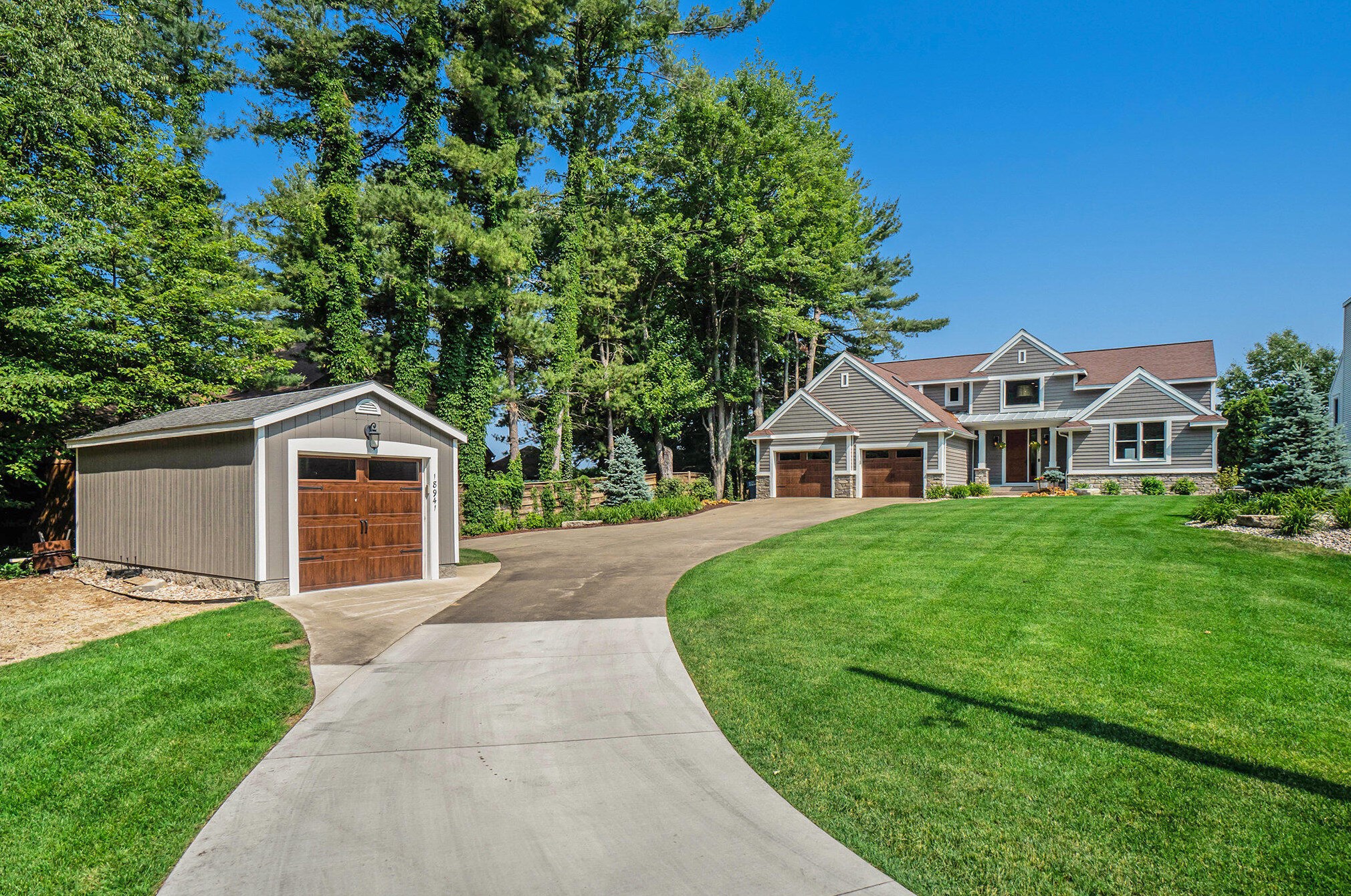 18941 Fruitport Rd, Spring Lake MI  49456-1162 exterior