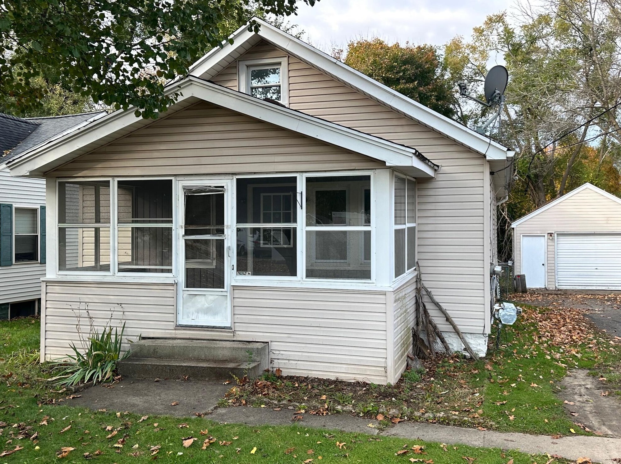 302 Hague Ave, Jackson, MI 49203-5928