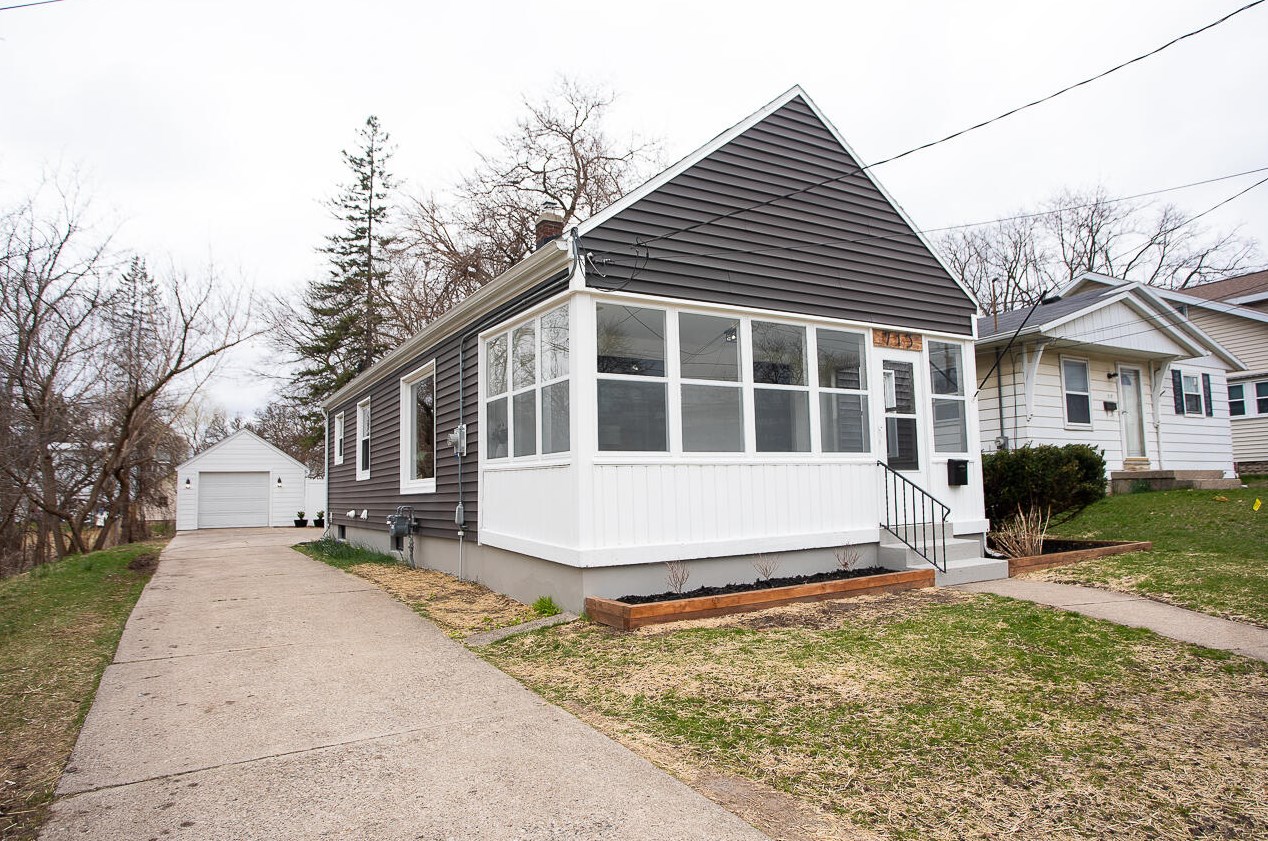 713 Fuller Ave, Grand Rapids, MI 49503-1917