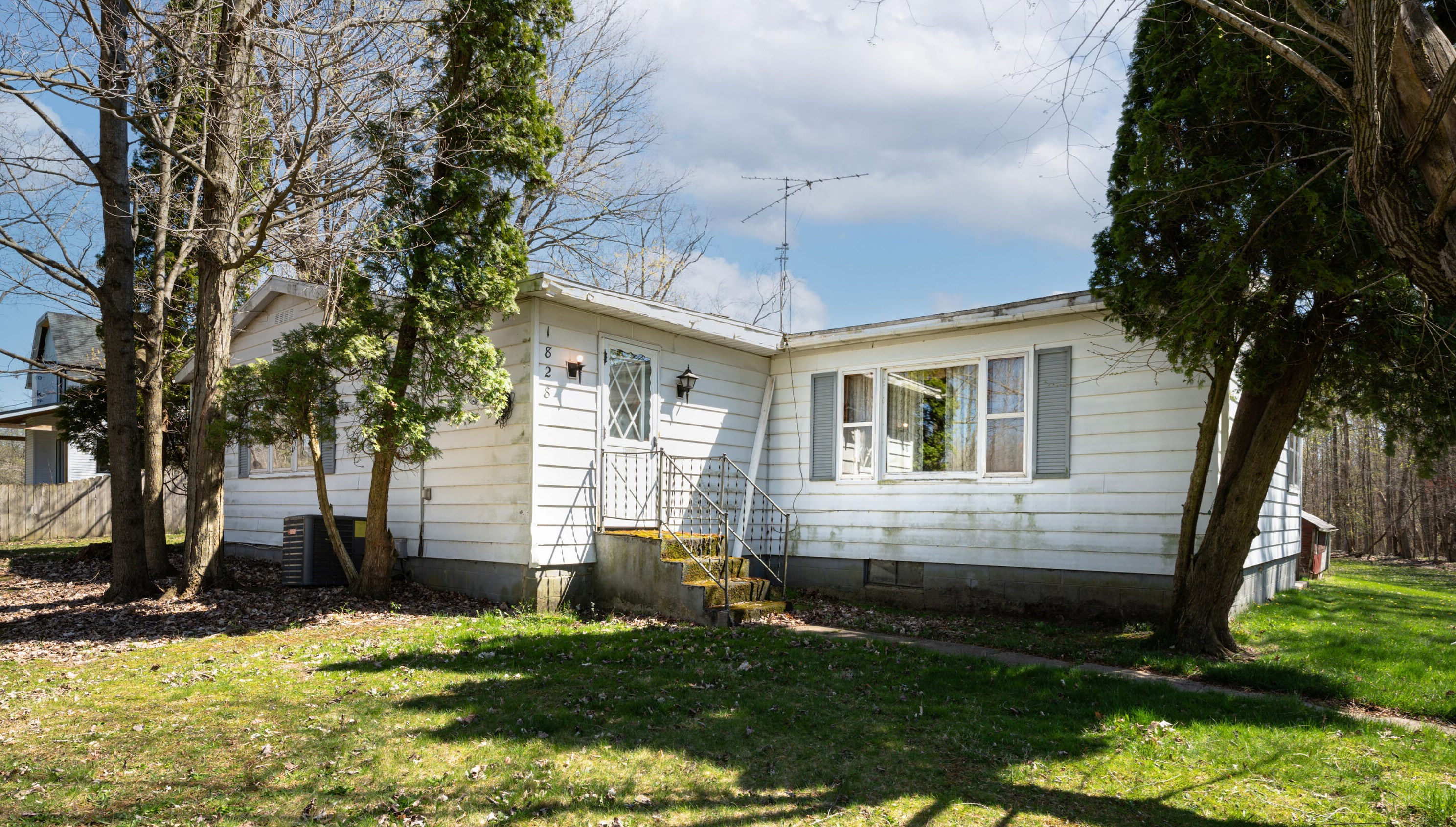 1828 E Clear Lake Rd, Glendora, MI 49107